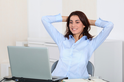femme devant son ordinateur se relaxe et se détend quelques instants 