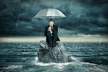 homme en costume sur un rocher au milieu d'une tempête en mer